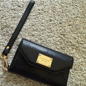 Michael Kors • Black iPhone 5 Wristlet